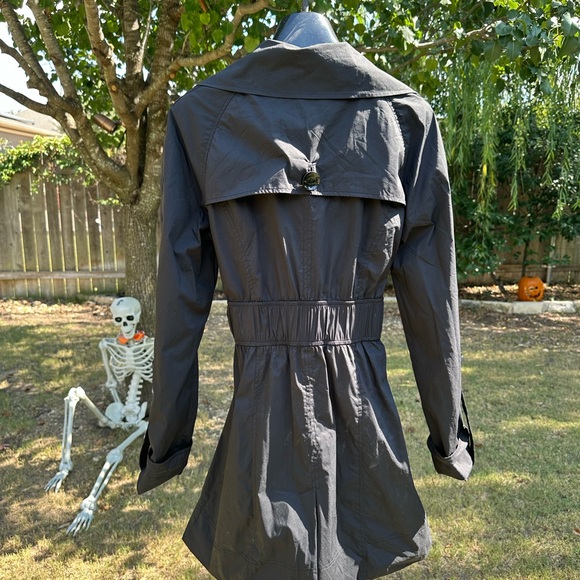 Bebe Shirred Waist Belted Rain Coat-Medium - Picture 3 of 4